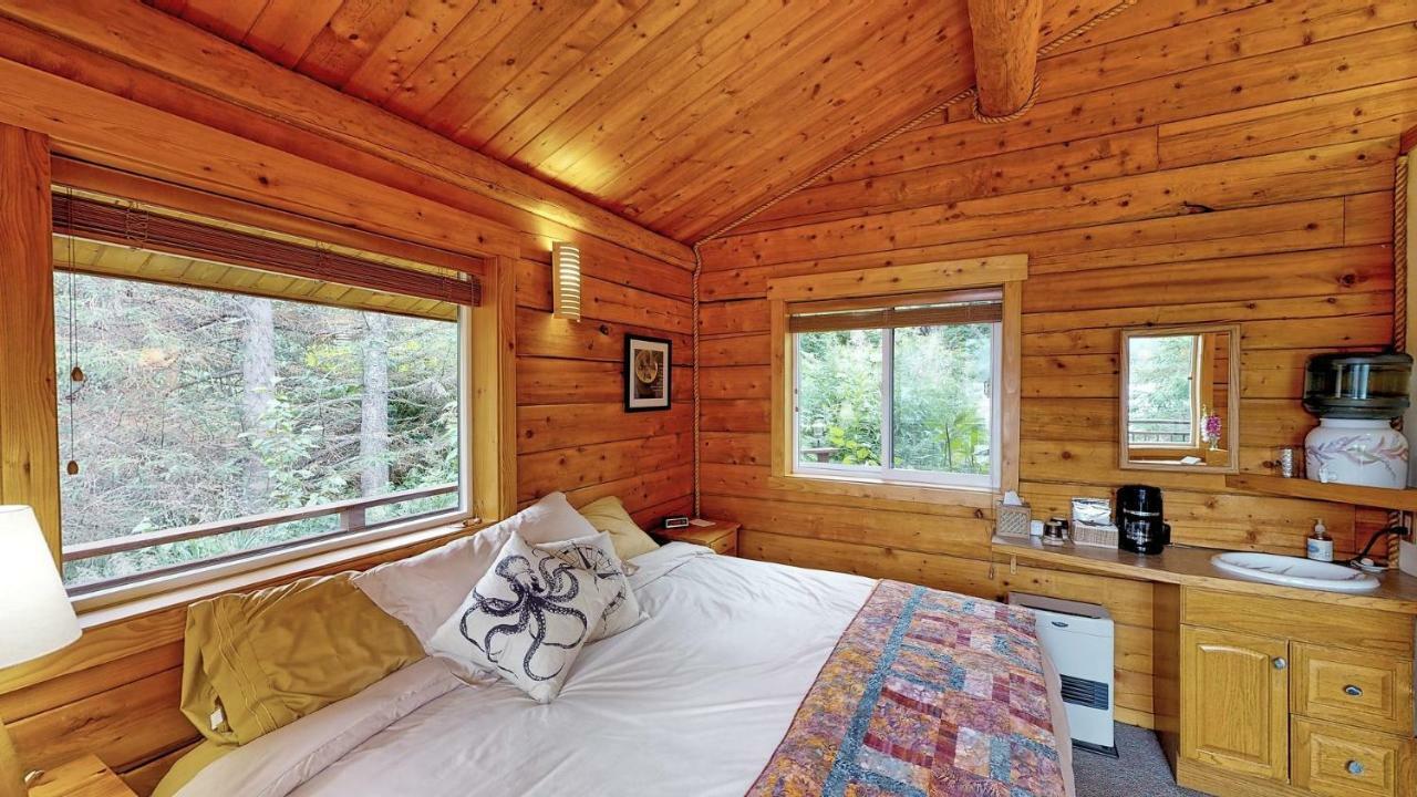 Stillpoint Lodge - All-Inclusive Halibut Cove Esterno foto